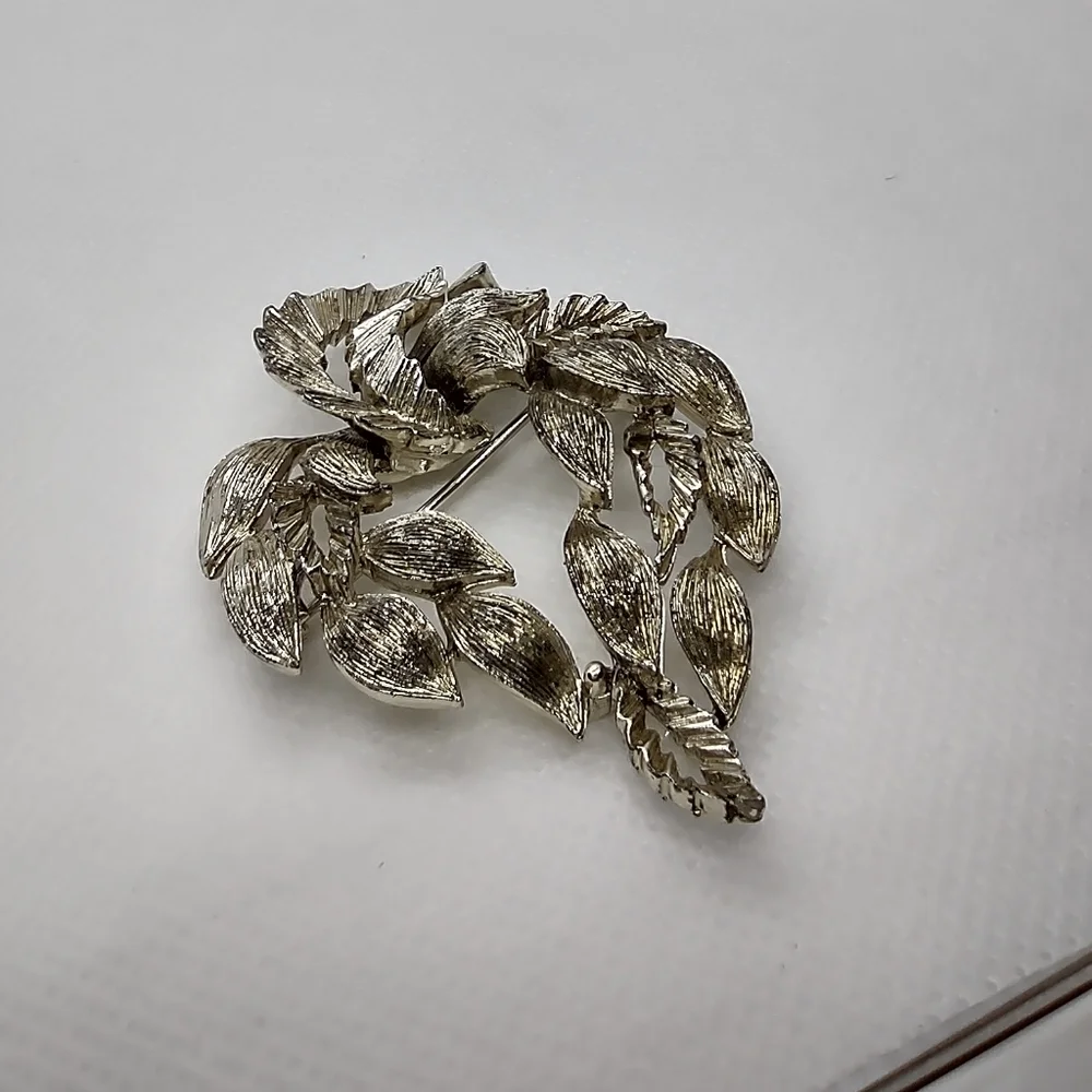 Vintage Lisner Vining Leaves Brooch‎